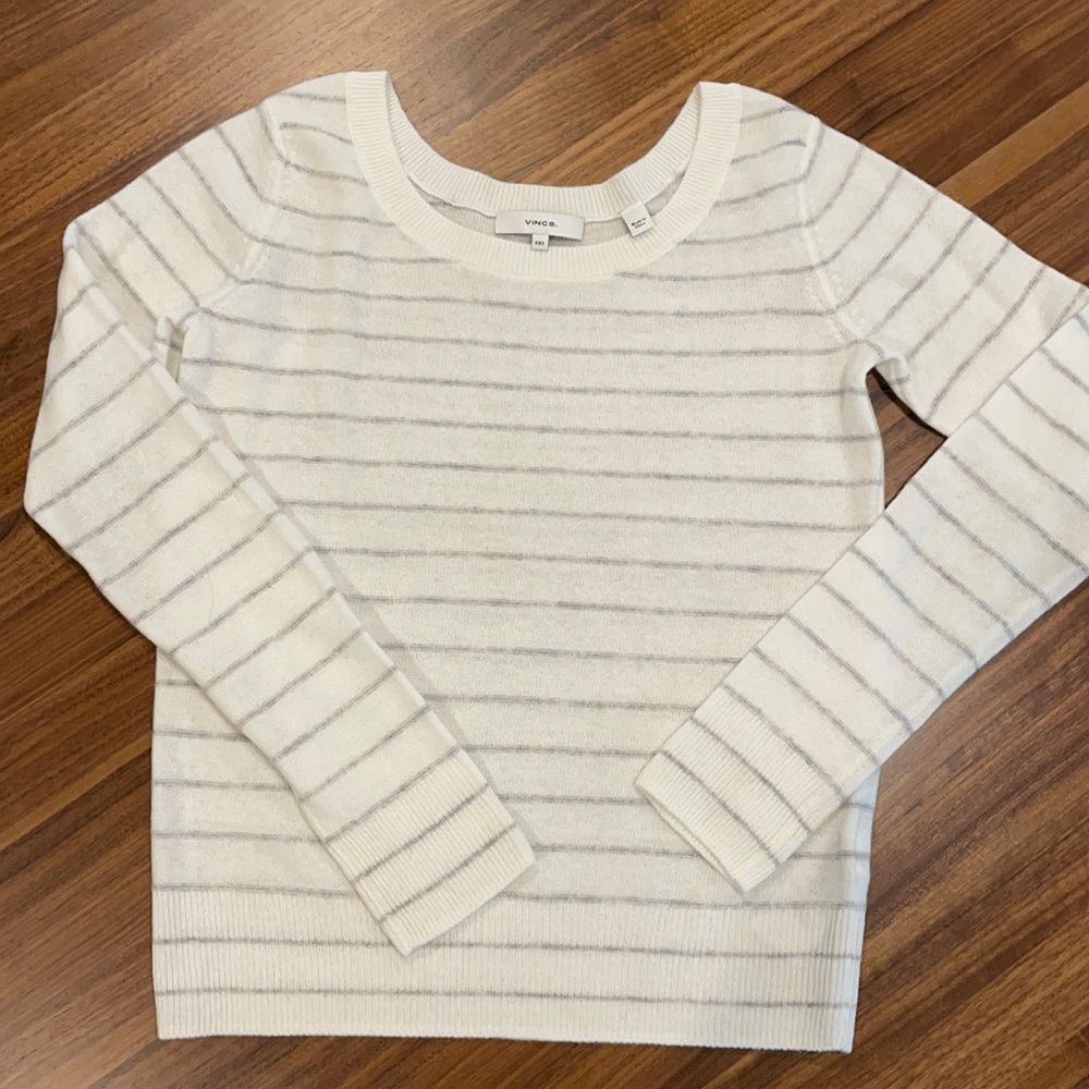 Vince brand wool/cashmere blend sweater. Size XXS.
